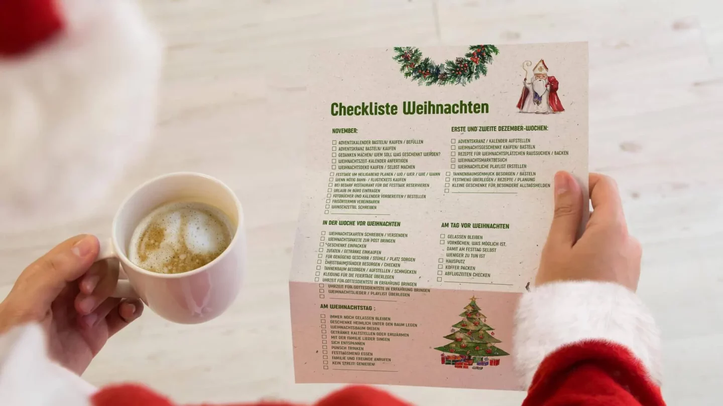 Checkliste Weihnachten in der Hand gehalten
