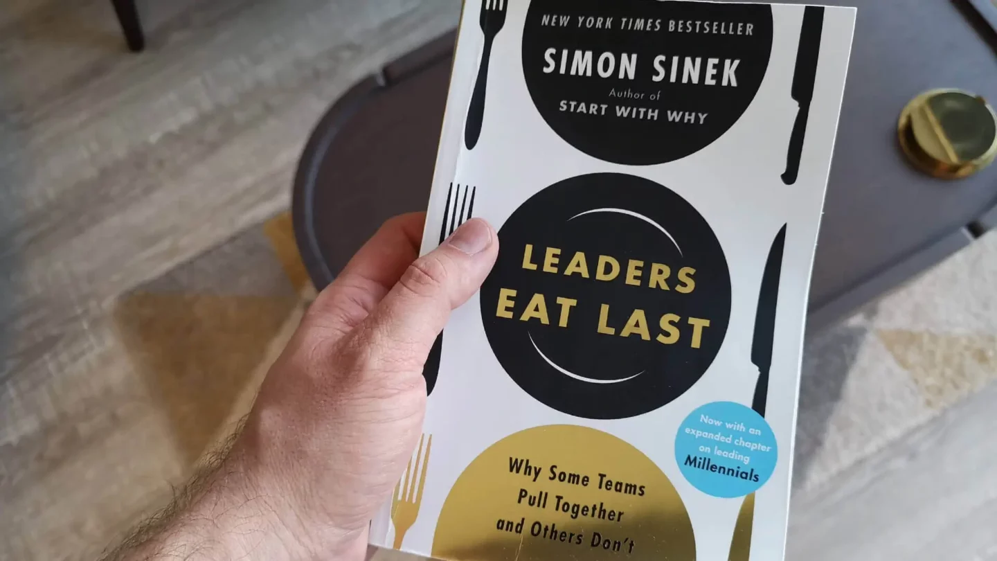 Buch Simon Sinek - Gute Chefs essen zuletzt in Hand