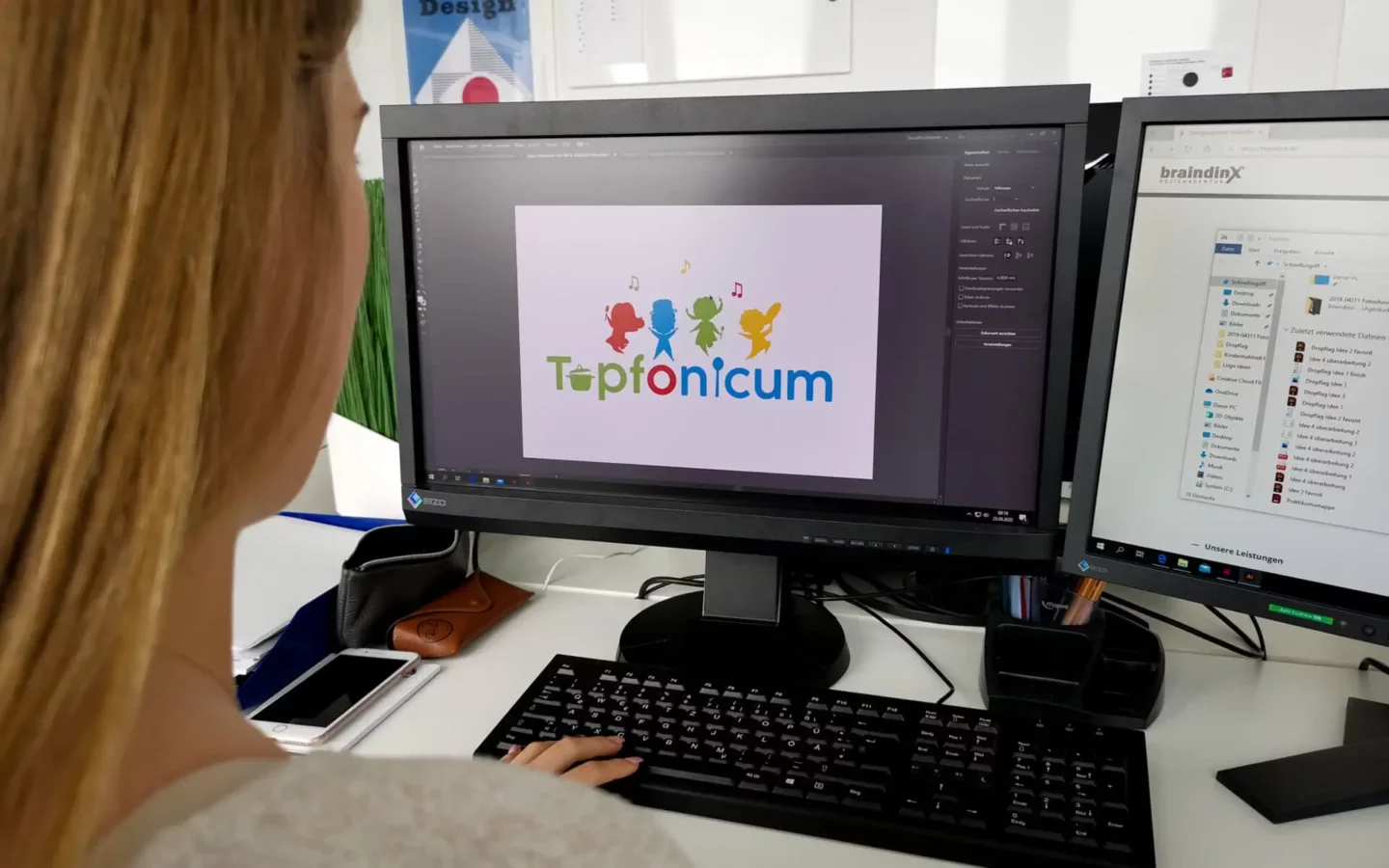 Laura Kirschvink sitzt vor Bildschirm und designt Topfonicum Logo