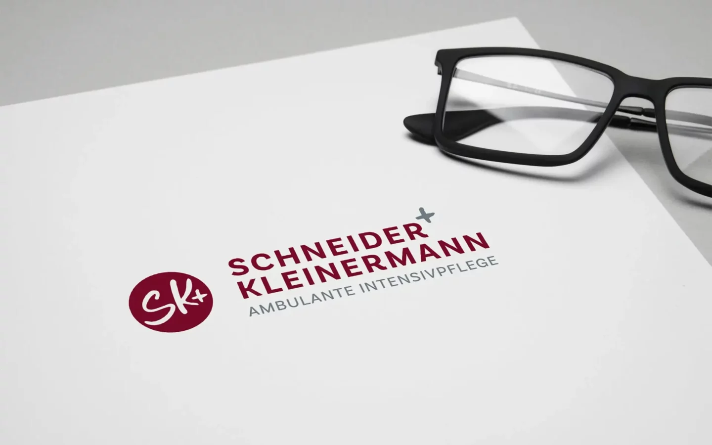 Schneider Kleinermann Logodesign auf Papier