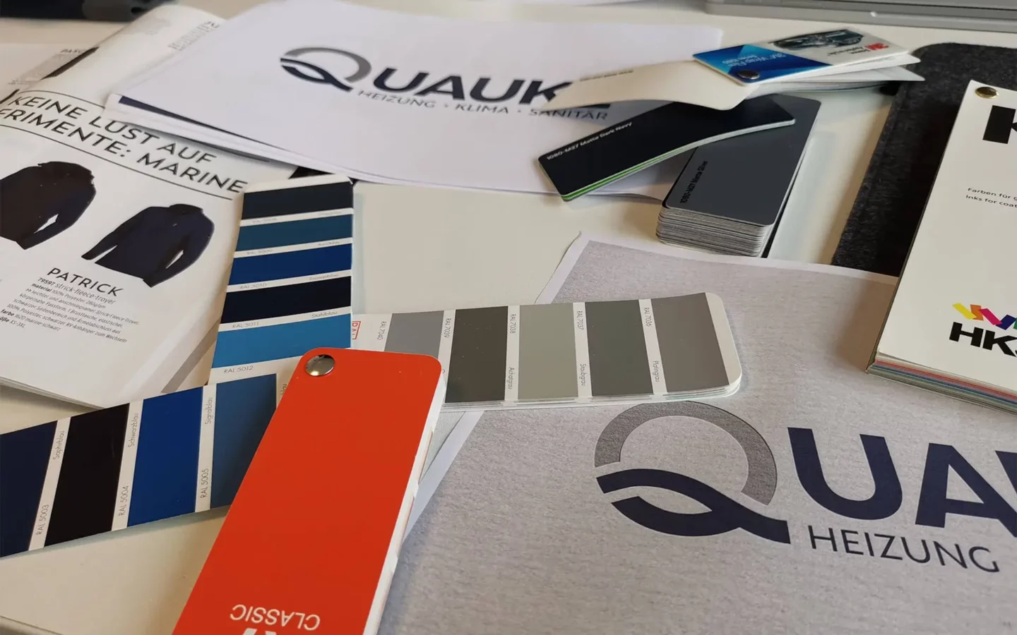 Farbfächer mit Corporate Design Leitfaden der Quauke GmbH