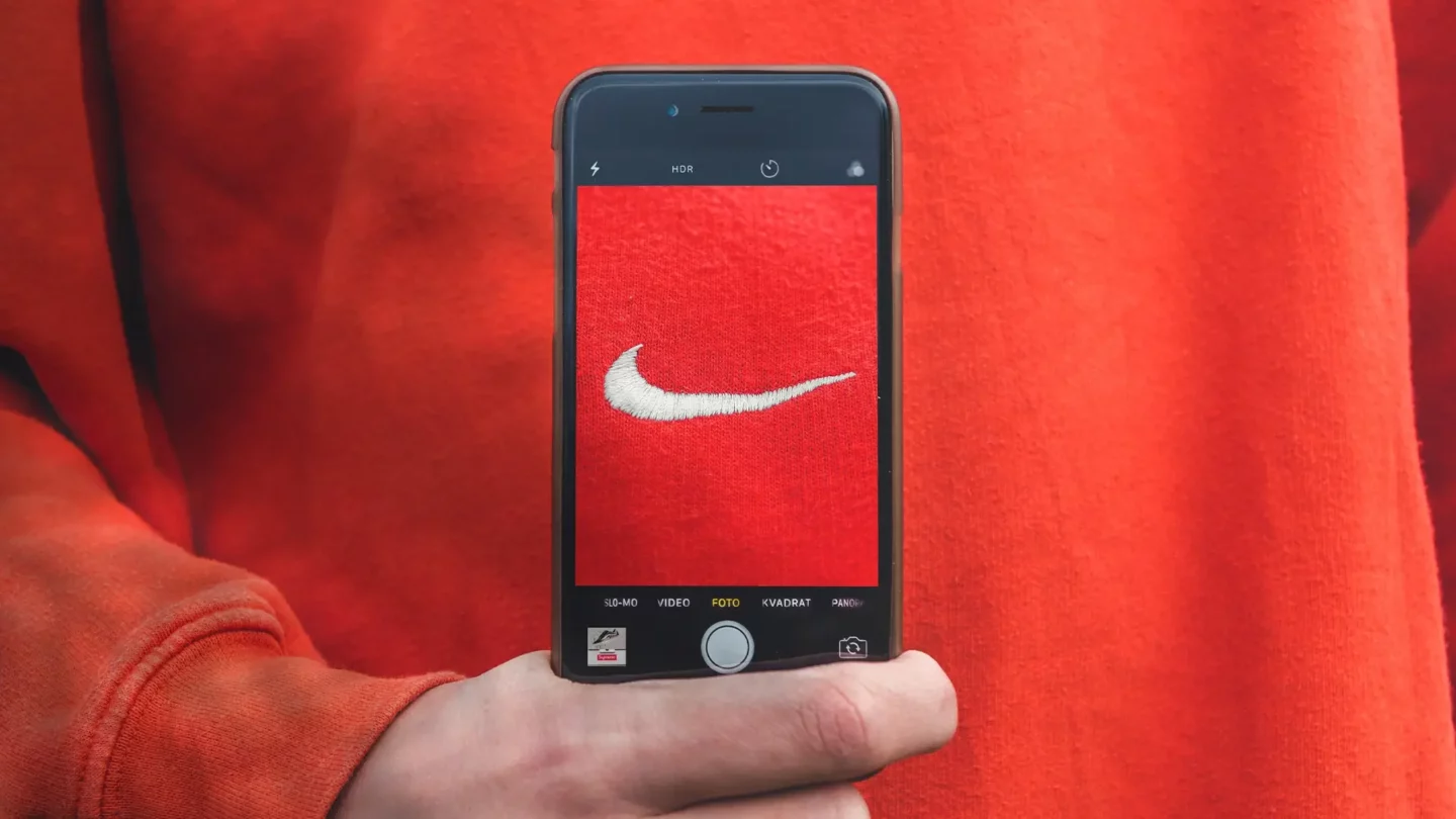 Nike Logo auf Smartphone