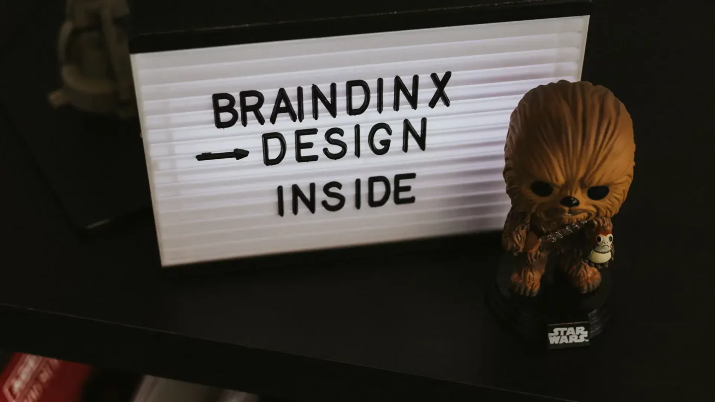 Leuchtkasten mit den Worten "Braindinx Design Inside" und Star Wars Figur